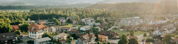 Blick auf altes Schulhaus inkl. Turm